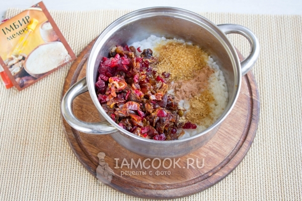 Положить к рису сухофрукты, специи и рис