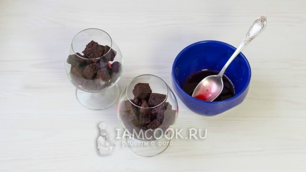 Полить бисквит соком с алкоголем