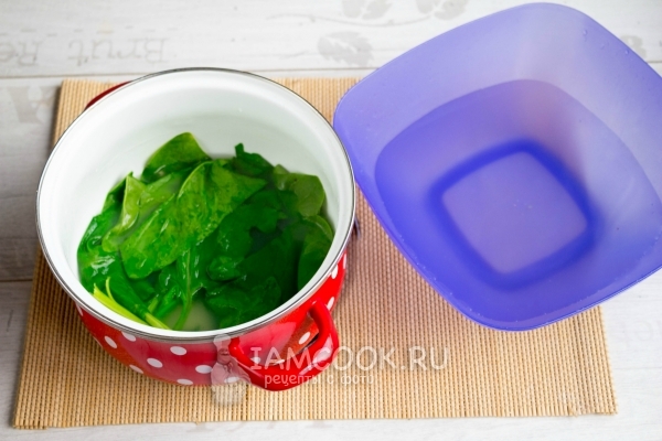 Положить в горячую воду овощи