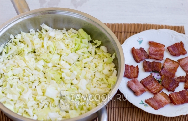 Положить на сковороду капусту