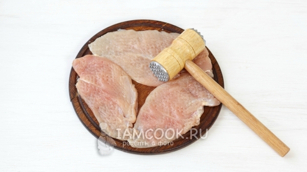Отбить куриное филе