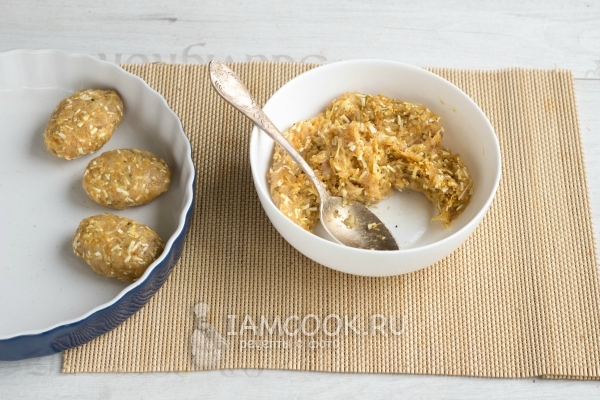 Положить котлеты в форму