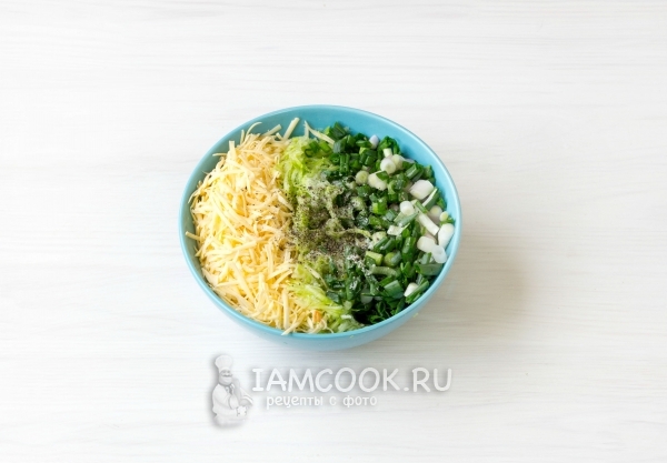 Добавить лук, перец и сыр