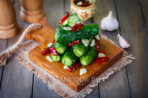 Фото малосольных огурцов в пакете с чесноком