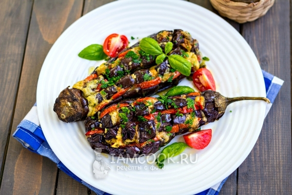 Баклажаны с сыром и помидорами в микроволновке