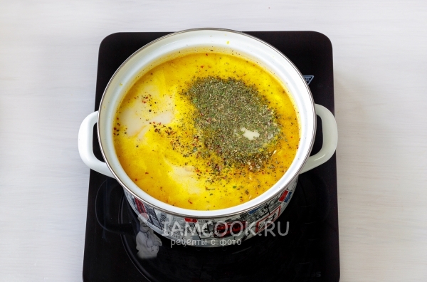 Положить плавленный сыр и специи