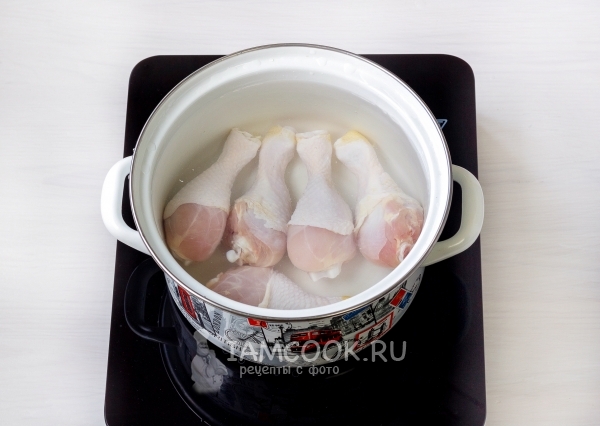 Положить кусочки курицы в воду