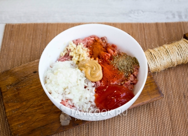 Соединили компоненты фарша