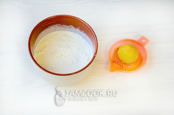 Взбить сметану с сахаром и соком лимона