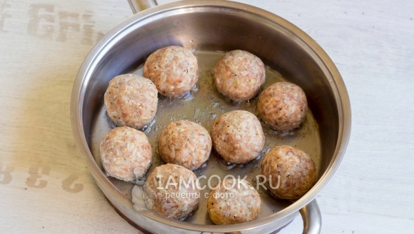 Обжарить тефтели