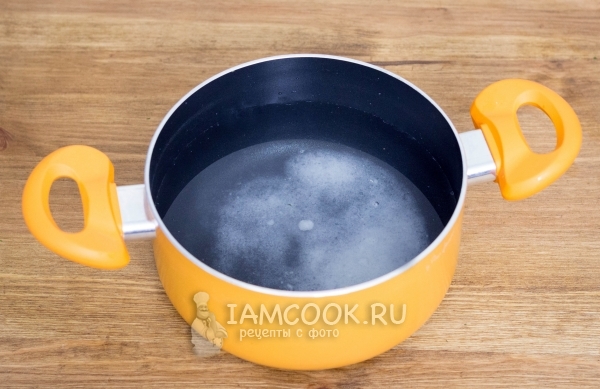 Всыпать в воду соль