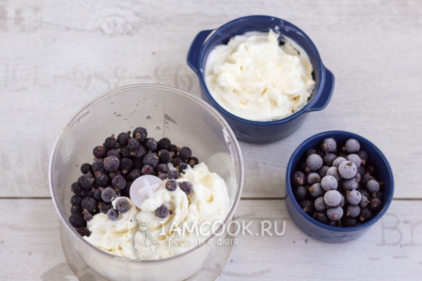 Соединить йогурт с ягодами