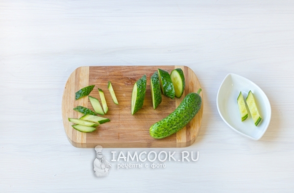 Порезать огурцы