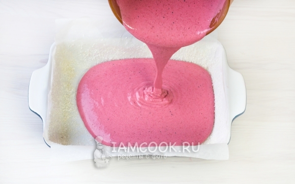 Перелить ягодную смесь в форму