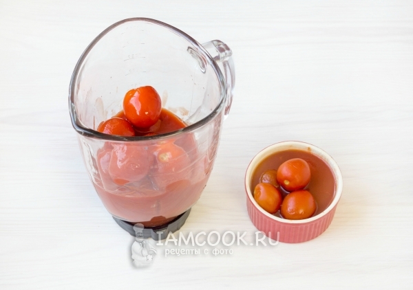 Положить в блендер помидоры