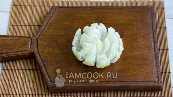 Порезать лук в виде цветка