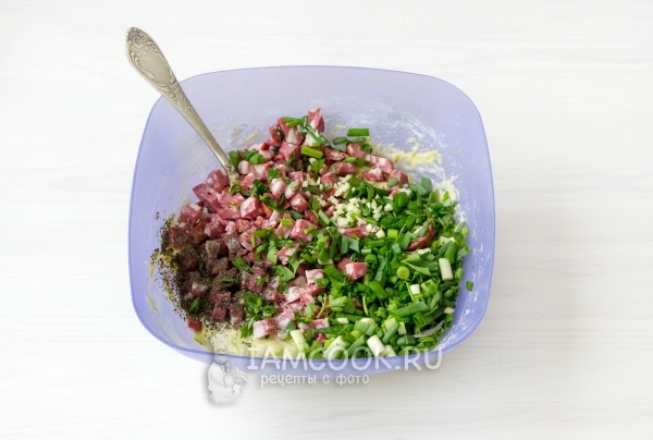 Положить перец, колбасу и зелень