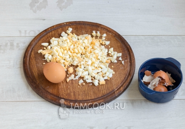 Нарезаем яйца