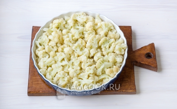 Положить на соус капусту