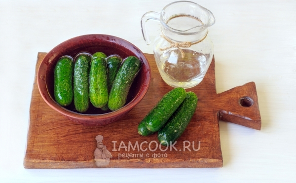 Положить огурцы в воду