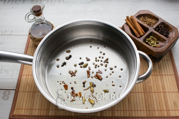 Обжарить специи