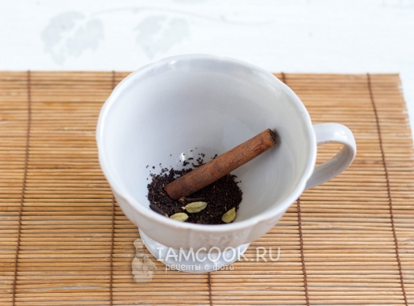 Соединить листовой чай, корицу, гвоздику и кардамон