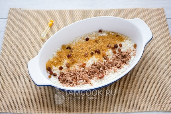 Добавить сахар, корицу, ваниль и изюм