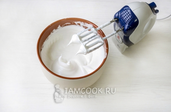 Взбить белик с сахаром