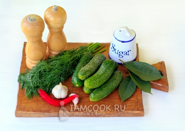 Ингредиенты для малосольных огурцов в пакете с чесноком