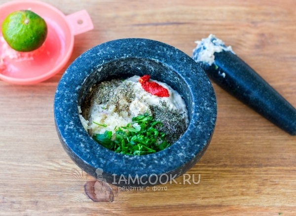 Добавить специи, сок лимона и зелень