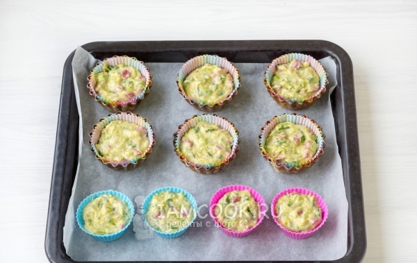 Положить тесто в формочки