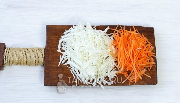 Натереть морковь и капусту
