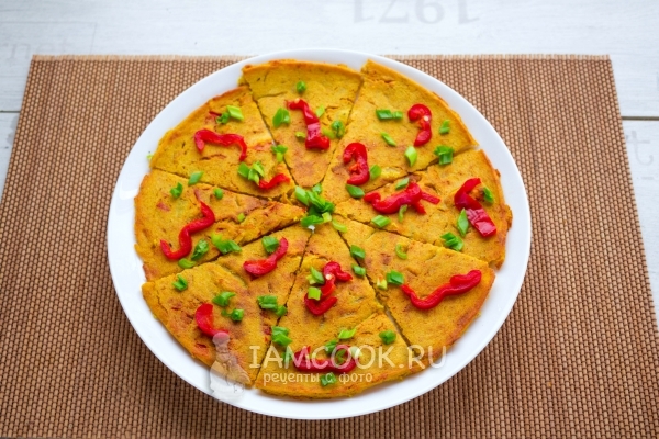 Посыпать лепешку зеленью и перцем