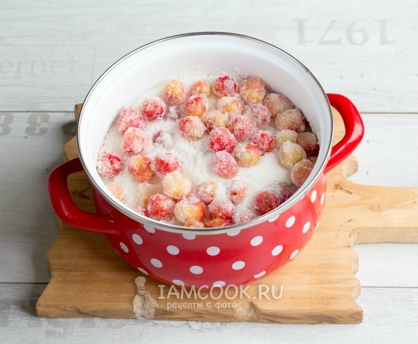 Размешать черешню с сахаром