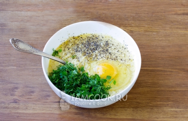 Добавить яйцо, зелень, соль и перец