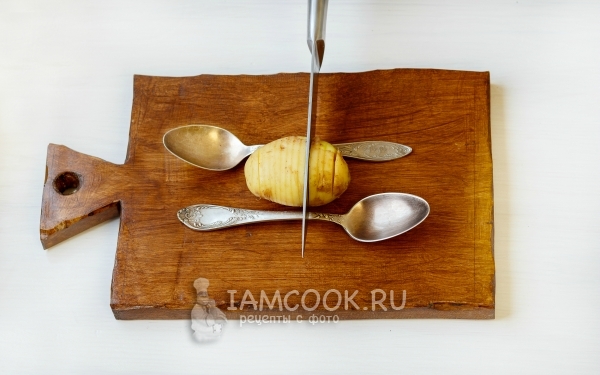 Сделать на картофеле надрезы