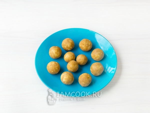 Разделили тесто на кусочки