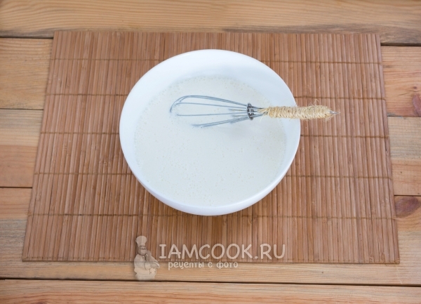 Соединить белки, молоко и йогурт