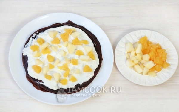 Положить на блин творожную массу и фрукты