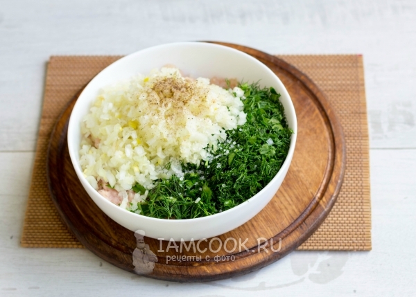 Соединить мясо, лук и зелень