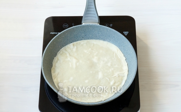 Положить блинчик на сковороду