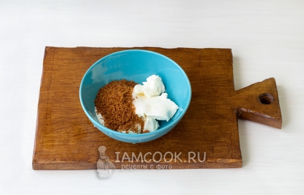 Соединить сахар, сыр и сметану