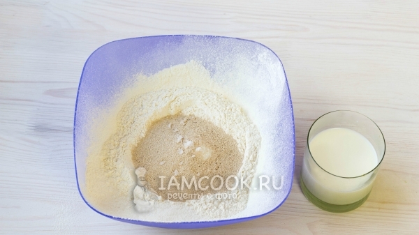 Соединить муку, сахар и дрожжи