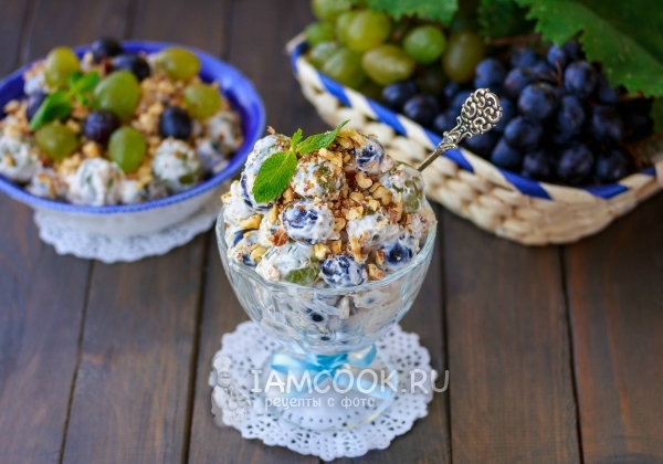 Фото сливочного салата из винограда с орехами