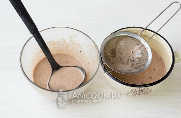 Процедить шоколадную смесь