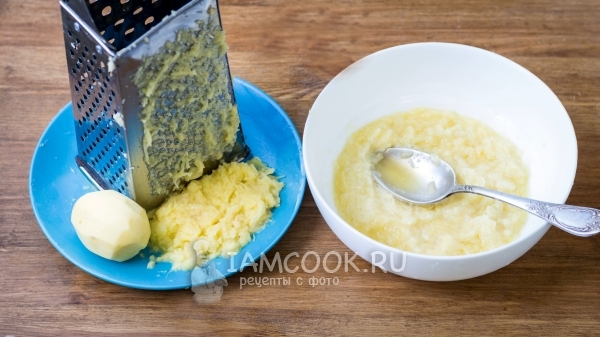 Натереть картофель на терке