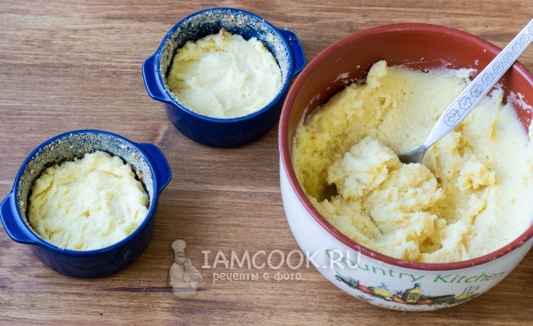 Выложить в форму картофельное пюре