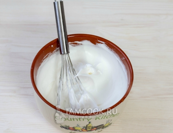 Взбить белки с сахаром