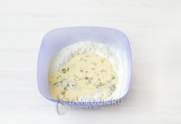 Влить жидкую смесь в сухую