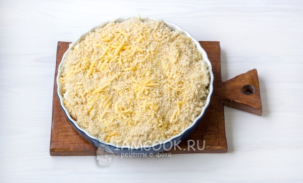 Посыпать сыром и сухарями